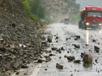 UPOZORENJE VOZAČIMA: Oprez zbog odrona, prekid saobraćaja na cestovnim pravcima...