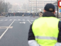 'SB' NA PROTESTIMA ISPRED VLADE FBiH: 'Đavo nek' vas nosi, visoki su doprinosi!' (FOTO)