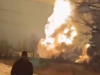 ZASTRAŠUJUĆE SNIMKE IZ RUSIJE: Ukrajinci dronovima kamikazama napali važnu rafineriju nafte, gori i zgrada velike kompanije...