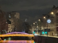 GRAD SARAJEVO PRIJAVIO KRAĐU: Vandali su u protekle dvije noći ukrali s Drvenija mosta kompletnu...