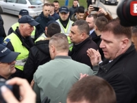 PROVOKACIJE ISPRED SUDA BiH: Dodikove pristalice danas su posebno 'raspoložene', morala intervenisati policija (FOTO)