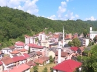 SRAMOTAN ČIN U SREBRENICI: Postavljeni krstovi na mezarju žrtava genocida