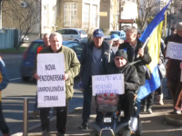 PROTESTI PENZIONERA U TUZLI: 'Zar sam ja radila četrdeset godina da bih imala takav život?'.