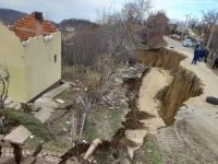 ALARMANTNA SITUACIJA: Klizište uništilo put prema Ugljeviku