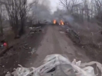 JEZIV SNIMAK SA FRONTA: Rusko vozilo juri 'cestom smrti' kod Pokrovska, pored uništenih vozila i ubijenih vojnika (FOTO)