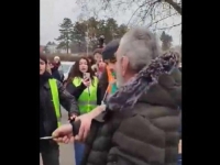 NOVI ŠOKANTAN SNIMAK IZ SRBIJE: Muškarac sa nožem pokušao da napadne studenta tokom protesta (VIDEO)