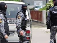 DRAMA U KLADUŠI I DALJE TRAJE: Procurile fotografije muškarca koji je danas pucao iz automatske puške (FOTO)