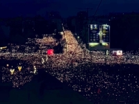SRBIJA VRIJE KAO NIKADA RANIJE: Masovne demonstracije širom zemlje, policija čuva televiziju, stotine hiljada ljudi na ulicama - OTPOČEO JE GENERALNI ŠTRAJK! (FOTO, VIDEO)