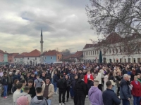 VELIKI PROTEST U TUZLI: Više hiljada mladih protiv poskupljenja javnog prevoza