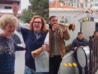 ANA BEKUTA PRIREDILA SPEKTAKL: Do kuće Dragana Stojkovića Bosanca došla u pratnji trubača, ali i sa... (FOTO)