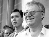 CORAXOV KUTAK: Aleksandar Vučić je pupčanom vrpcom vezan za ratnog zločinca Vojislava Šešelja, a sve nadzire ministar...