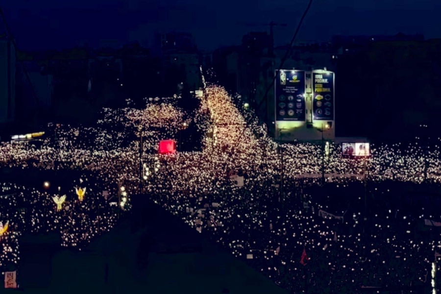SRBIJA VRIJE KAO NIKADA RANIJE: Masovne demonstracije širom zemlje,  policija čuva televiziju, stotine hiljada ljudi na ulicama - OTPOČEO JE  GENERALNI ŠTRAJK! (FOTO, VIDEO) | Slobodna Bosna