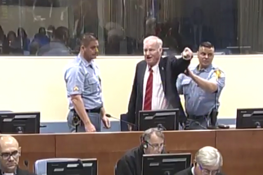 Nakon što je protiv njega MUP Srbije izdao tjeralicu, skrivanje Mladića izvan vojnih objekata preuzeo je dio penzionisanih pripadnika Vojske RS...