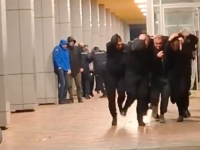 GRADONAČELNIK KRALJEVA POBJEGAO GLAVOM BEZ OBZIRA: Građani njega i policiju zasuli jajima (VIDEO)