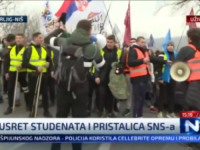 SUSRET STUDENATA I NAPREDNJAKA NA PUTU KA NIŠU: Poruke 'Zašto bježite' i 'Ko ne skače, jede sendvič', upućene su onima...