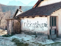 PORUKA ZA NERMINA NIKŠIĆA NA UNIŠTENOJ KUĆI U DONJOJ JABLANICI: Mještani rekli šta misle o Vladi FBiH; Tri mjeseca nakon razornih poplava nemaju vodu i kanalizaciju, a jedino im pomaže.... (FOTO)