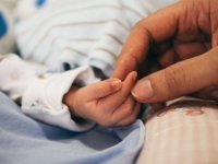 ŠTO SU PORODILJSKE NAKNADE VEĆE, BROJ ROĐENE DJECE MANJI: Prirodni priraštaj u FBiH i dalje negativan, samo jedan kanton u plusu