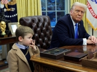 PANIČNI STRAH OD BAKTERIJA: Trump zamijenio stol u Ovalnom uredu nakon što je Muskov sin slinio po njemu (VIDEO)