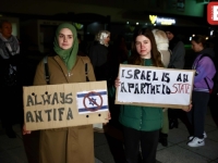 'SB' NA LICU MJESTA: Ispred Skenderije mirni protesti zbog hokejaške utakmice BiH i Izraela, pogledajte šta je zabilježio naš fotoreporter (FOTO)