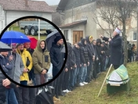 DAN NAKON VELIKE POBJEDE U BANJOJ LUCI: Trener Mladen Žižović i fudbaleri Borca na dženazi majke Envera Kulašina