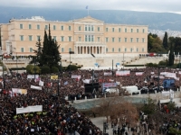 OBUSTAVLJEN SAOBRAĆAJ ŠIROM ZEMLJE: Građani u Grčkoj izašli na proteste zbog željezničke nesreće kojoj je poginulo 57 ljudi