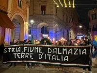 DESNIČARI PODIGLI TRANSPARENT: 'Dalmacija, Istra i Rijeka su Italija!'