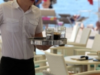 SUSJEDI U VELIKOM PROBLEMU: Uoči turističke sezone nedostaje ogroman broj radnika, ali ni to nije sve...