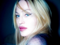 NE PRESTAJE DA ŠOKIRA: Madonna se izvijala na podu u izazovnom izdanju, istaknula sve atribute (VIDEO)