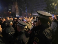 DOČEKALI GA PSOVKAMA: Pogledajte okršaj Vukanovića i Dodikovih pristalica ispred NSRS-a (VIDEO)