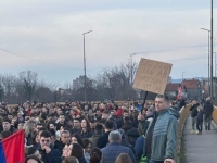 U NIŠU POČEO VELIKI PROTEST STUDENATA: Jedna ruža na svaki minut za novosadske žrtve