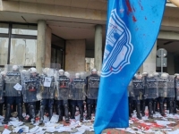OPSADNO STANJE U NOVOM SADU: Mićin izabran za novog gradonačelnika, građani gađali policiju jajima (VIDEO)