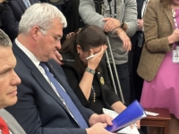 PREKRILA RUKOM LICE: Ovako je izgledala ukrajinska ambasadorica za vrijeme svađe Trumpa i Zelenskog (VIDEO)