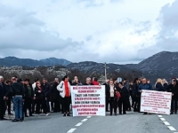 GRAĐANI CETINJA I DANAS BLOKIRALI SAOBRAĆAJ: Studenti traže ostavke ministra unutrašnjih poslova i potpredsjednika Vlade za...