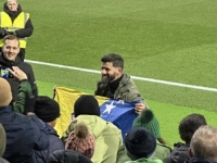 NAVIJAČI GA OBOŽAVAJU: Miron Muslić veliku pobjedu proslavio sa zastavom BiH, a na tribinama...