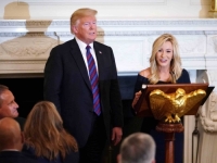 AMERIKA U ŠOKU: Trump dovodi u Bijeću kuću svoju pastoricu (FOTO, VIDEO)