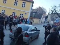 VUČIĆEVI JURIŠNICI ŽELE KRV: Vozač se zaletio u okupljene građane koji su dočekivali studente iz Beograda, sve je snimljeno...