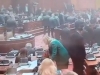 NAKON HAOSA U SKUPŠTINI, ZASTUPNICA RAZBJESNILA SRBIJU: 'Evo čime patriotkinja čisti klupu za svoju zadnjicu' (VIDEO)