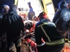 DRAMATIČNI PRIZORI S LICA MJESTA: Teška prometna nezgoda kod Makarske, vozilom upali u provaliju, vatrogasci izvlačili unesrećene...trogasci izvlače putnike...
