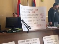 U SRBIJI NAPETO GDJE GOD SE OKRENEŠ: Polupana stakla na zgradi Skupštine opštine, policija spriječila građane da uđu u zgradu