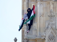 POPEO SE NA BIG BEN U LONDONU I MAHAO PALESTINSKOM ZASTAVOM: Spustio se nakon 16 sati, a onda je... (VIDEO)
