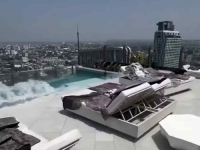 JEZIVI SNIMCI SA NEBODERA: Voda u bazenu se odjednom zatalasala, kupači u nevjerici... (VIDEO)