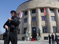 PLAŠI LI SE PREDSJEDNIK RS HAPŠENJA: Žandarmerija sa dugim cijevima ispred Dodikovog sjedišta u Banjoj Luci (VIDEO)