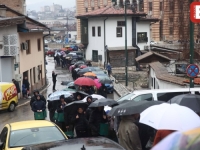 'SB' NA ALIFAKOVCU: Dugi red isped pekare, svi čekaju svoje prve somune ovog ramazana (FOTO)
