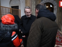 IZRAZITO RASPOLOŽEN: Bakir Izetbegović dijelio 'bajramluke' pred Begovom džamijom u Sarajevu, prošli put ga nije bilo...