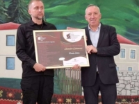 FARUK ŠEHIĆ DOBITNIK NAGRADE 'SKENDER KULENOVIĆ': Plaketu mu je uručio načelnik Općine Bosanski Petrovac...