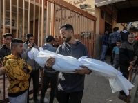 POTRESNE SLIKE IZ GAZE DRUGOG DANA BAJRAMA: U izraelskim napadima ubijene desetine Palestinaca, roditelji nose tijela djece... (FOTO)