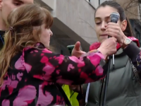 MANJI INCIDENT NA PROTESTU U BEOGRADU: Žena nezadovoljna govorom prekinula studentkinju, pokušala preuzeti mikrofon