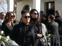 ZAJEDNO NAKON DUGO VREMENA: Džejla Ramović i Marija Šerifović snimljene skupa na sahrani Saše Popovića (VIDEO)