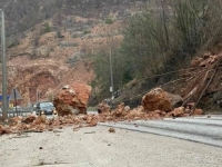 OPREZ, SAOBRAĆAJ OBUSTAVLJEN: Veliki odron kamenja na putu prema Palama