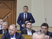 NEBOJŠA VUKANOVIĆ IMA SAMO JEDNU DILEMU: 'Ko će od prelivoda prvi Dodiku zabiti nož u leđa - Stevandić, Tadić, braća Nešić...?'